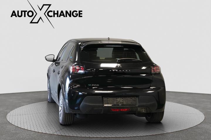 Sort Peugeot e-208 fra 2023