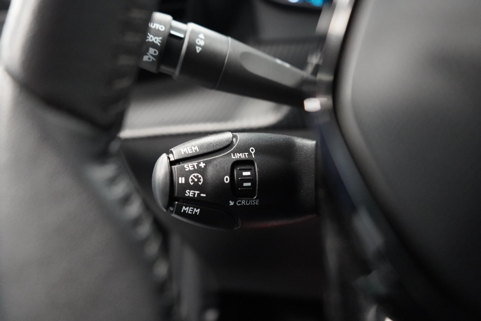 Sort Peugeot e-208 fra 2023