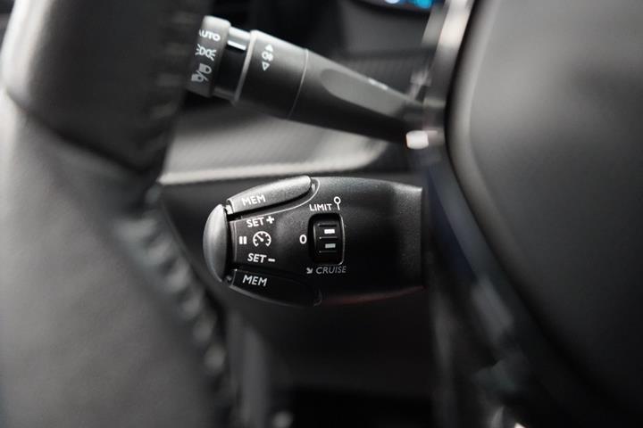 Sort Peugeot e-208 fra 2023
