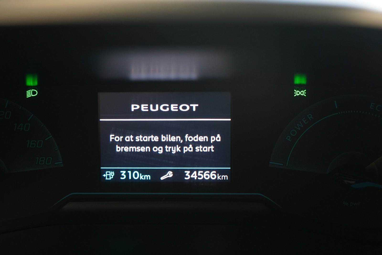 Sort Peugeot e-208 fra 2023