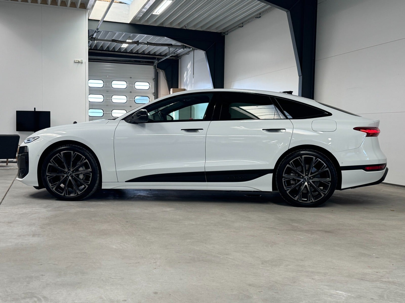 Hvid Audi A6 e-tron fra 2025