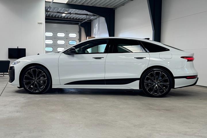 Hvid Audi A6 e-tron fra 2025