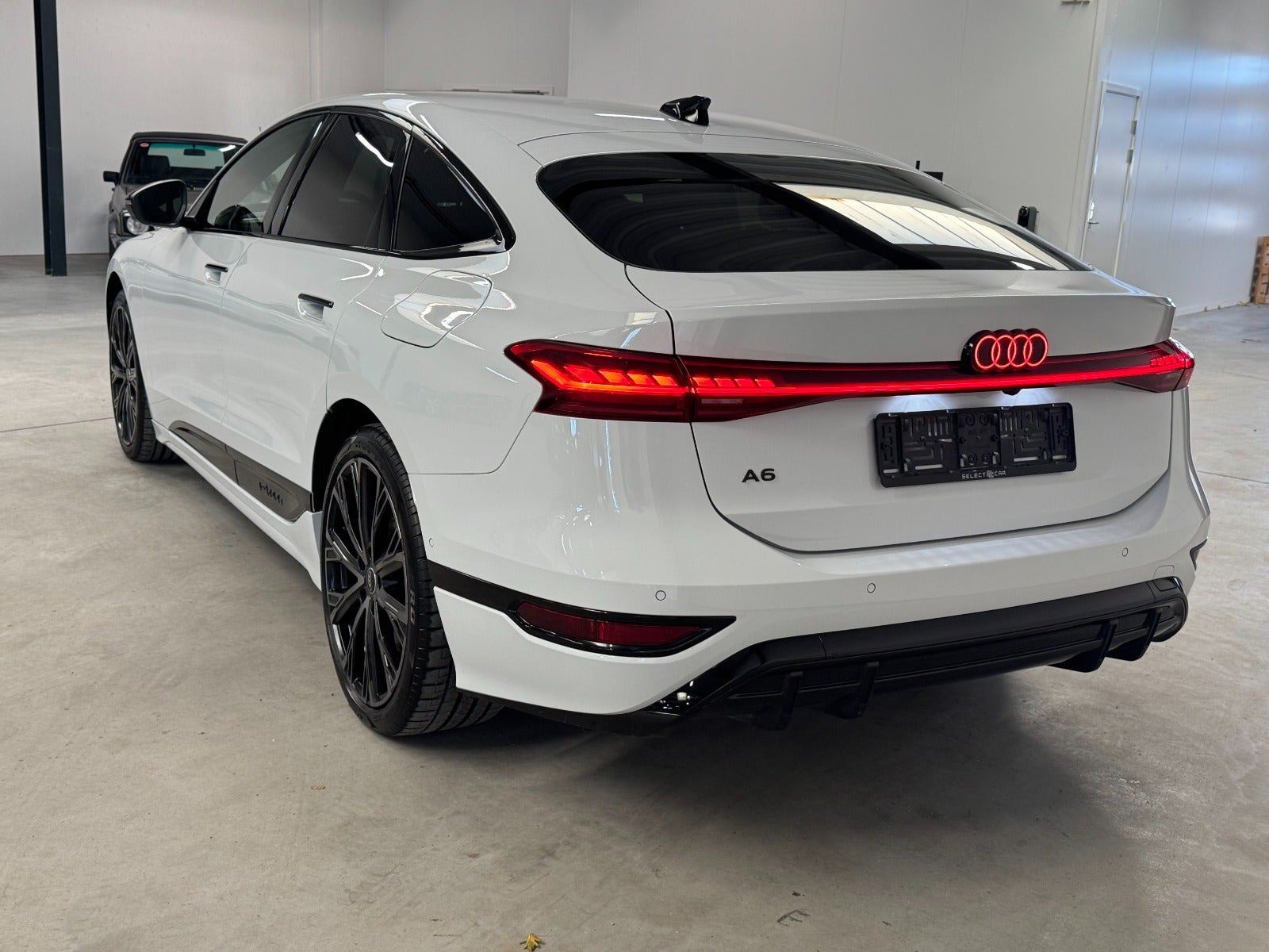 Hvid Audi A6 e-tron fra 2025