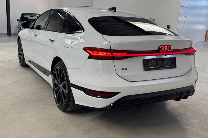 Hvid Audi A6 e-tron fra 2025