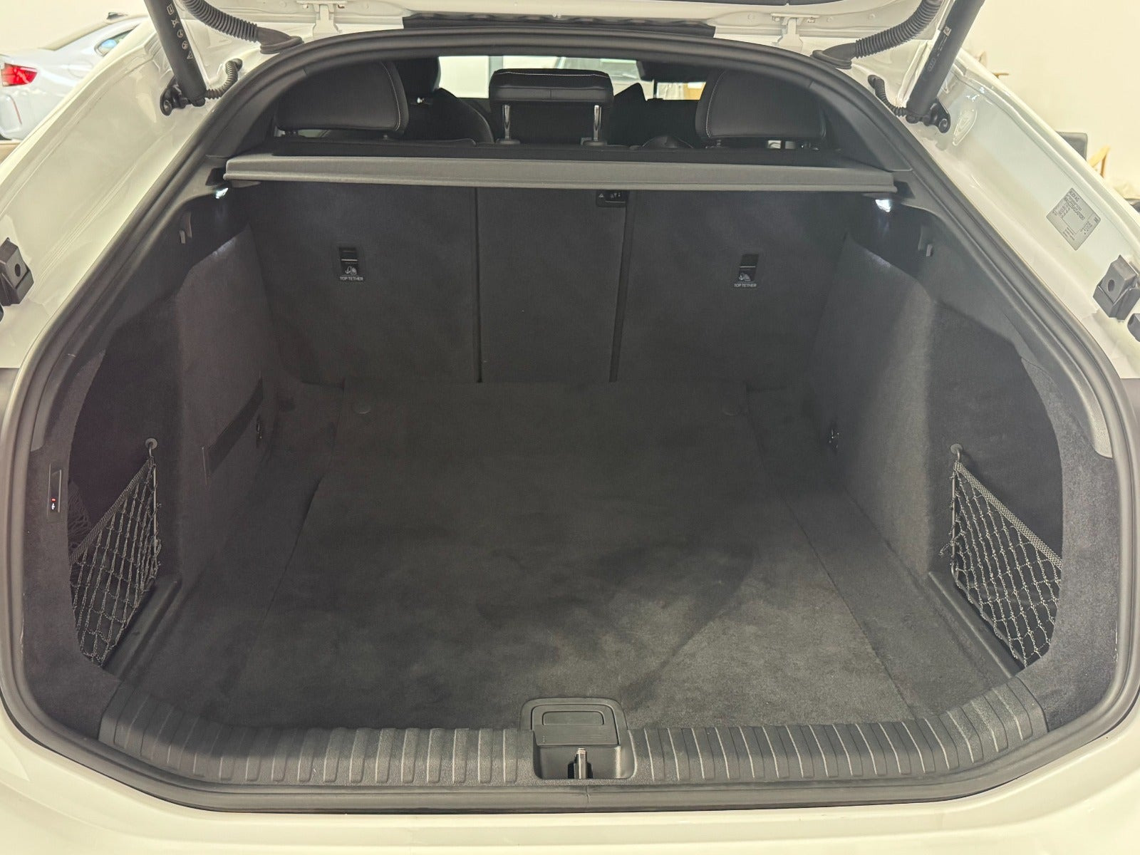 Hvid Audi A6 e-tron fra 2025
