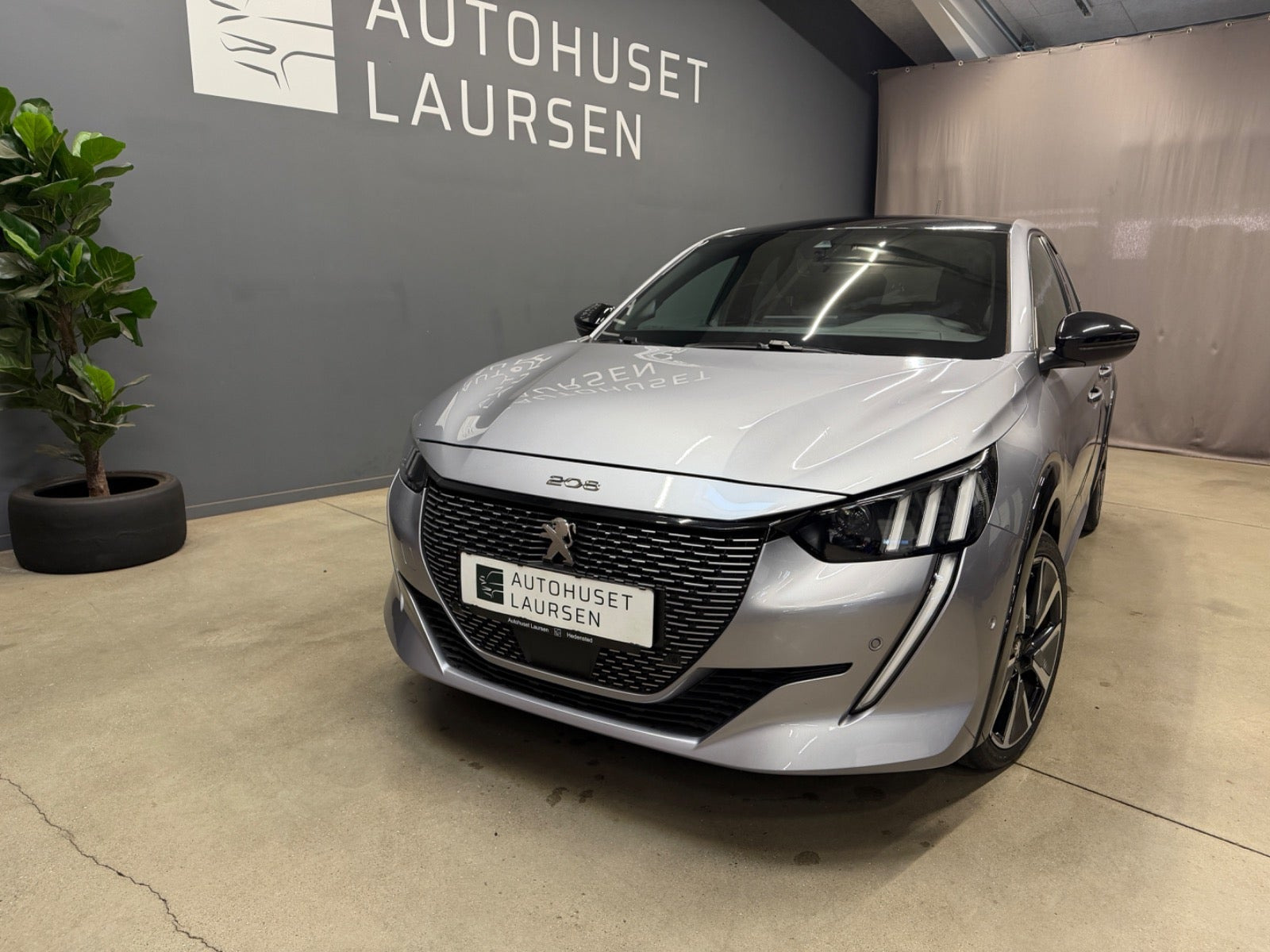 Grå Peugeot e-208 fra 2022