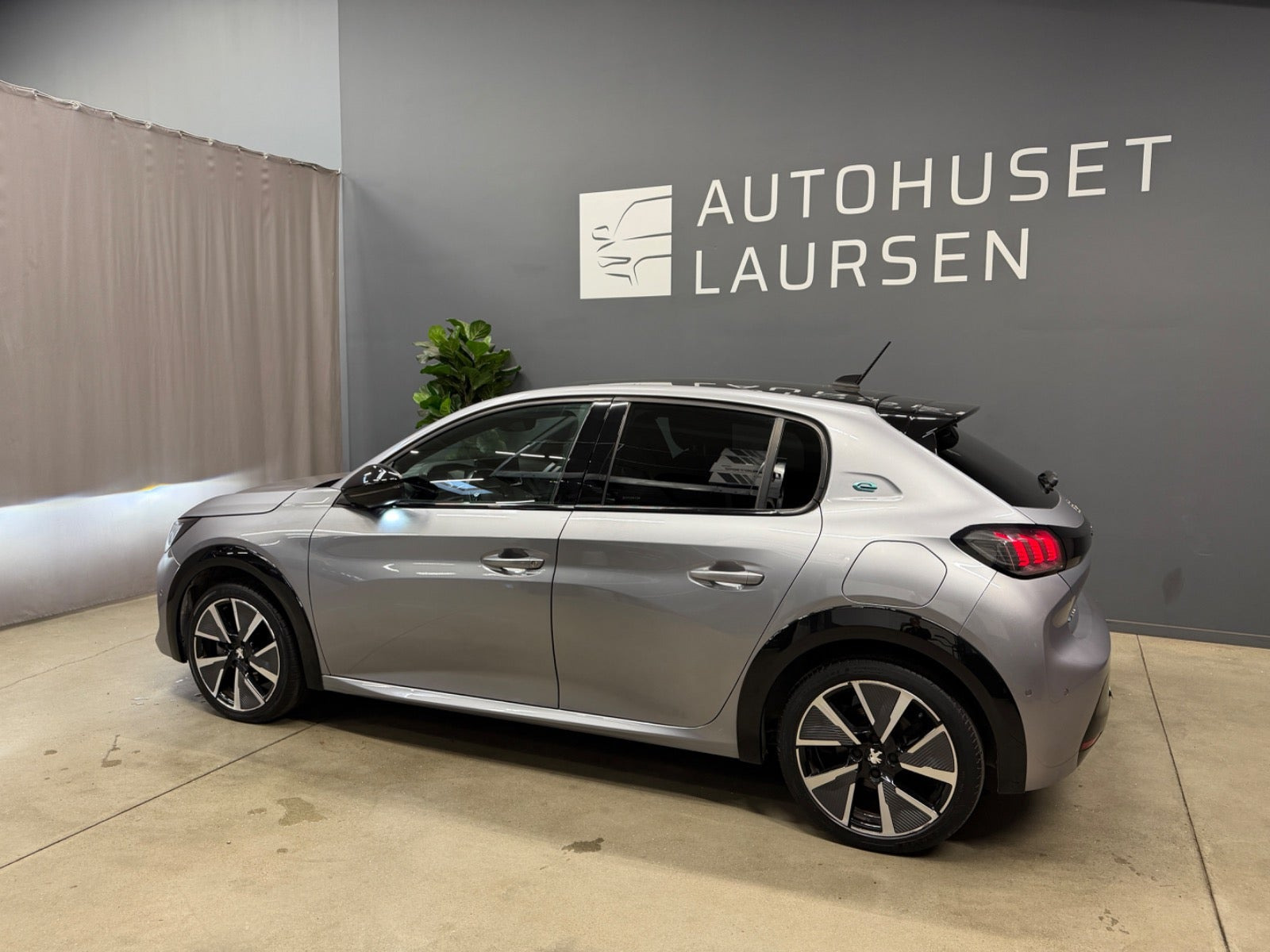 Grå Peugeot e-208 fra 2022