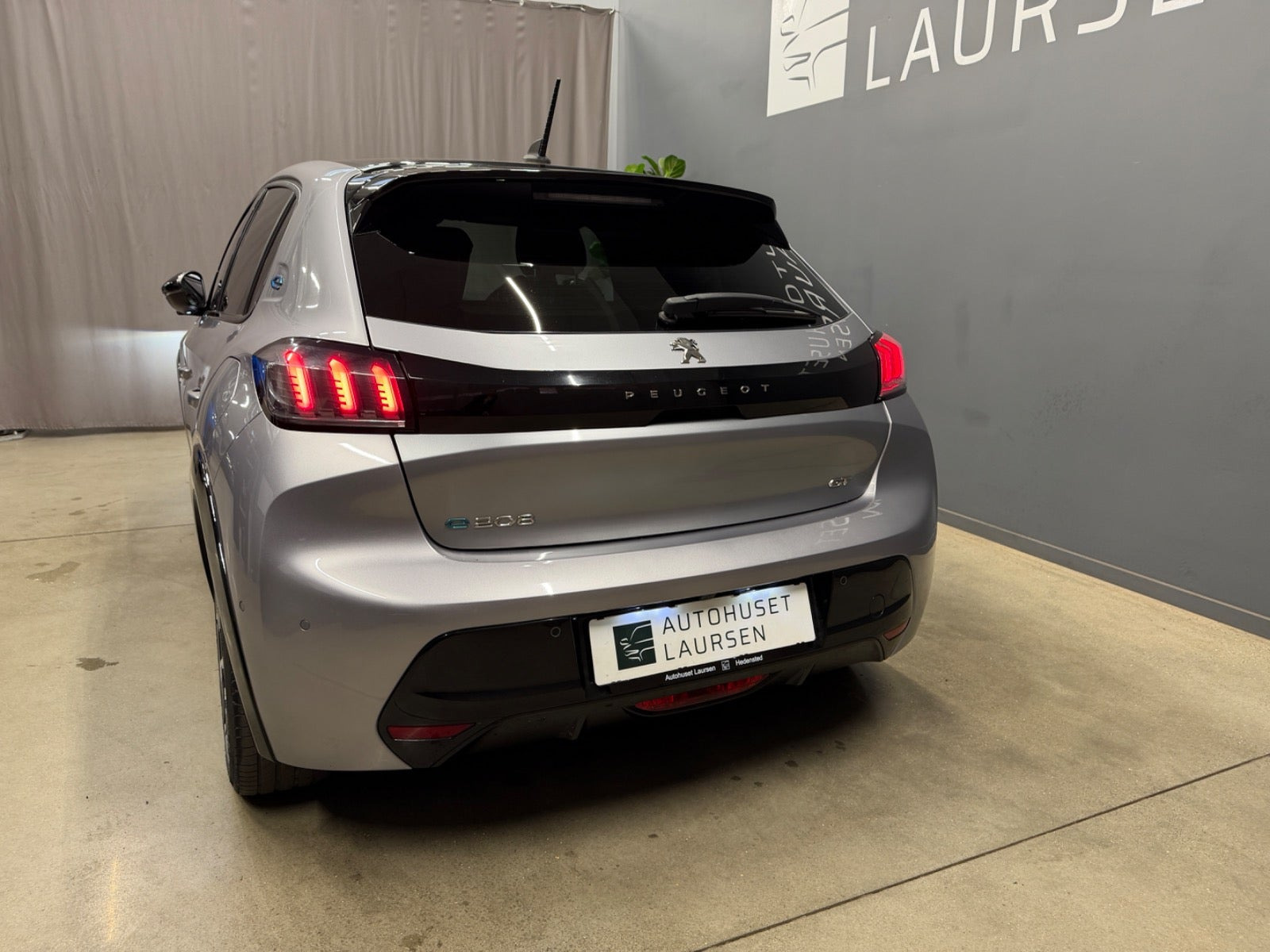 Grå Peugeot e-208 fra 2022