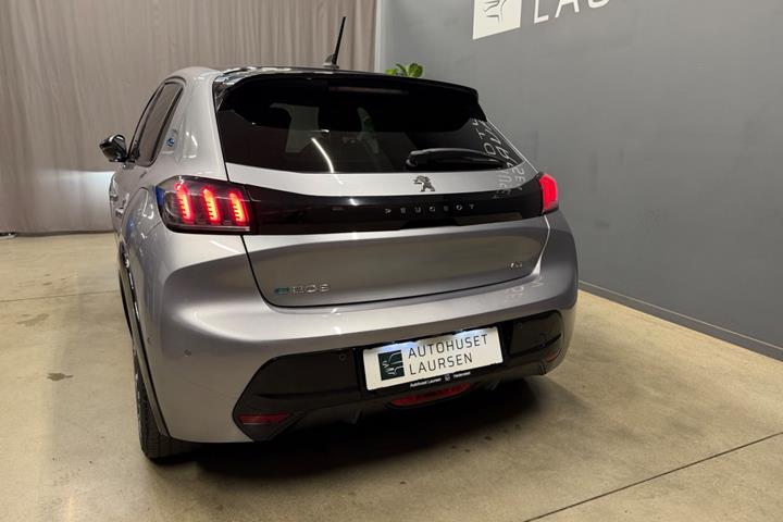 Grå Peugeot e-208 fra 2022