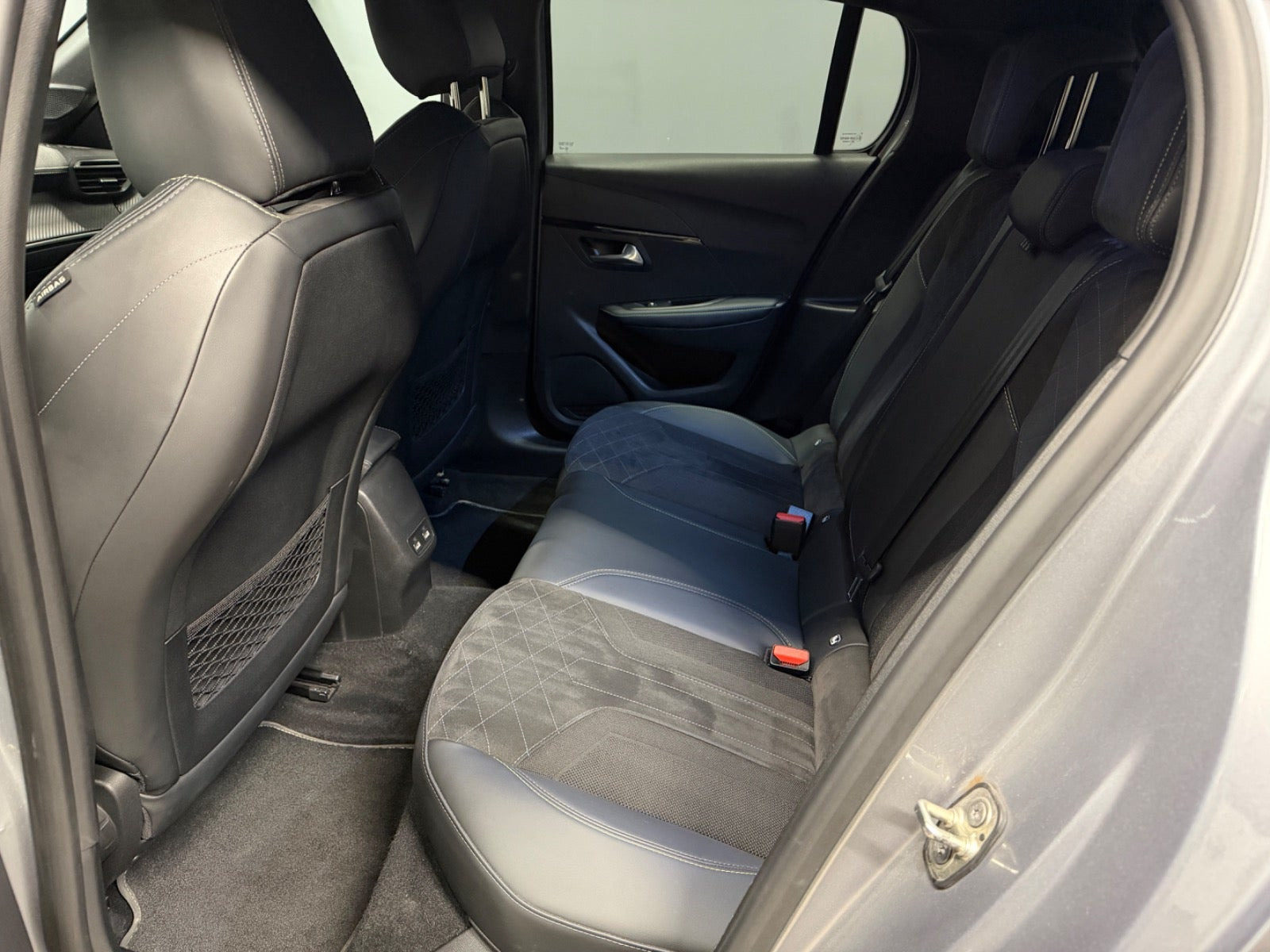 Grå Peugeot e-208 fra 2022