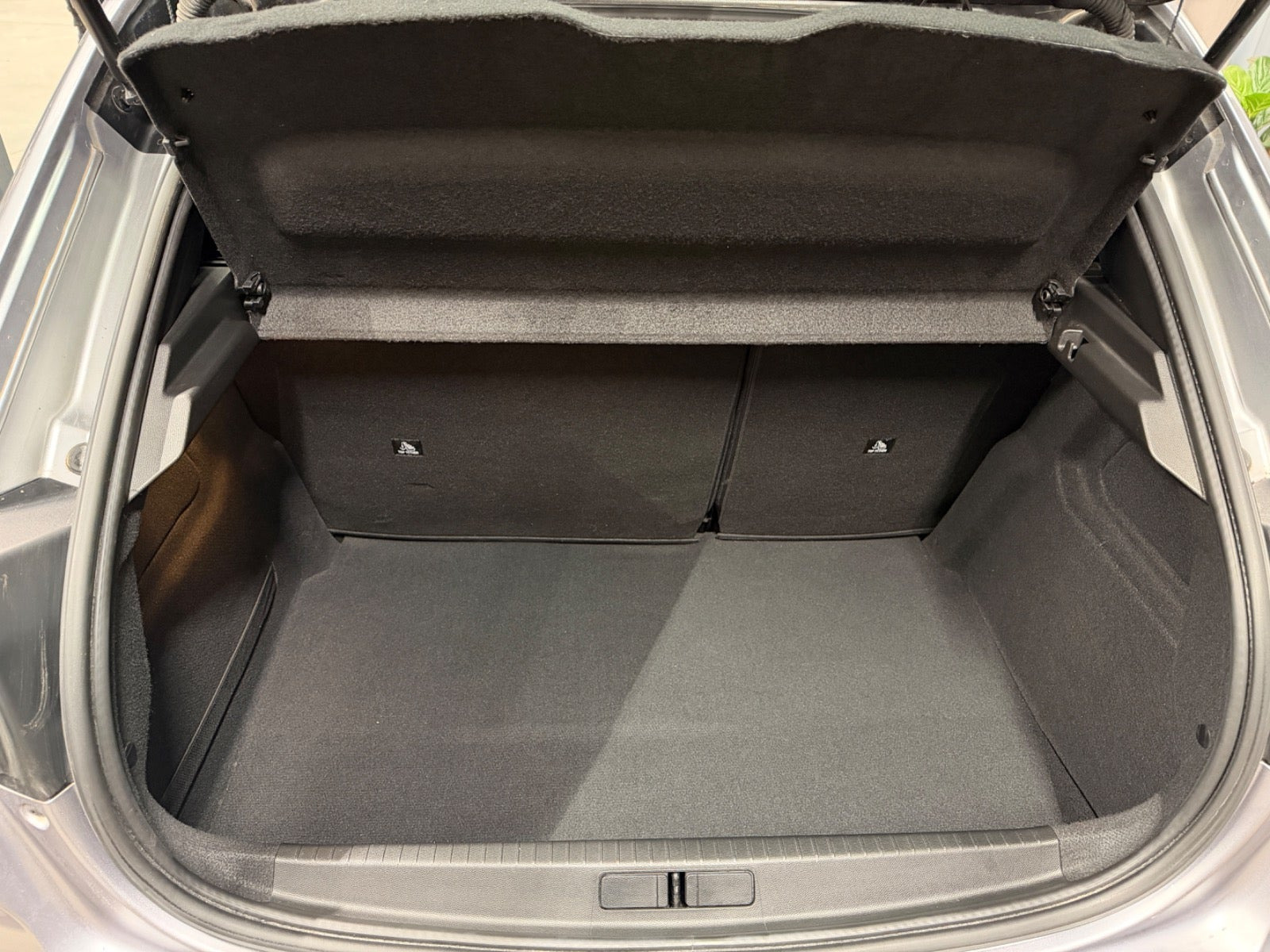 Grå Peugeot e-208 fra 2022
