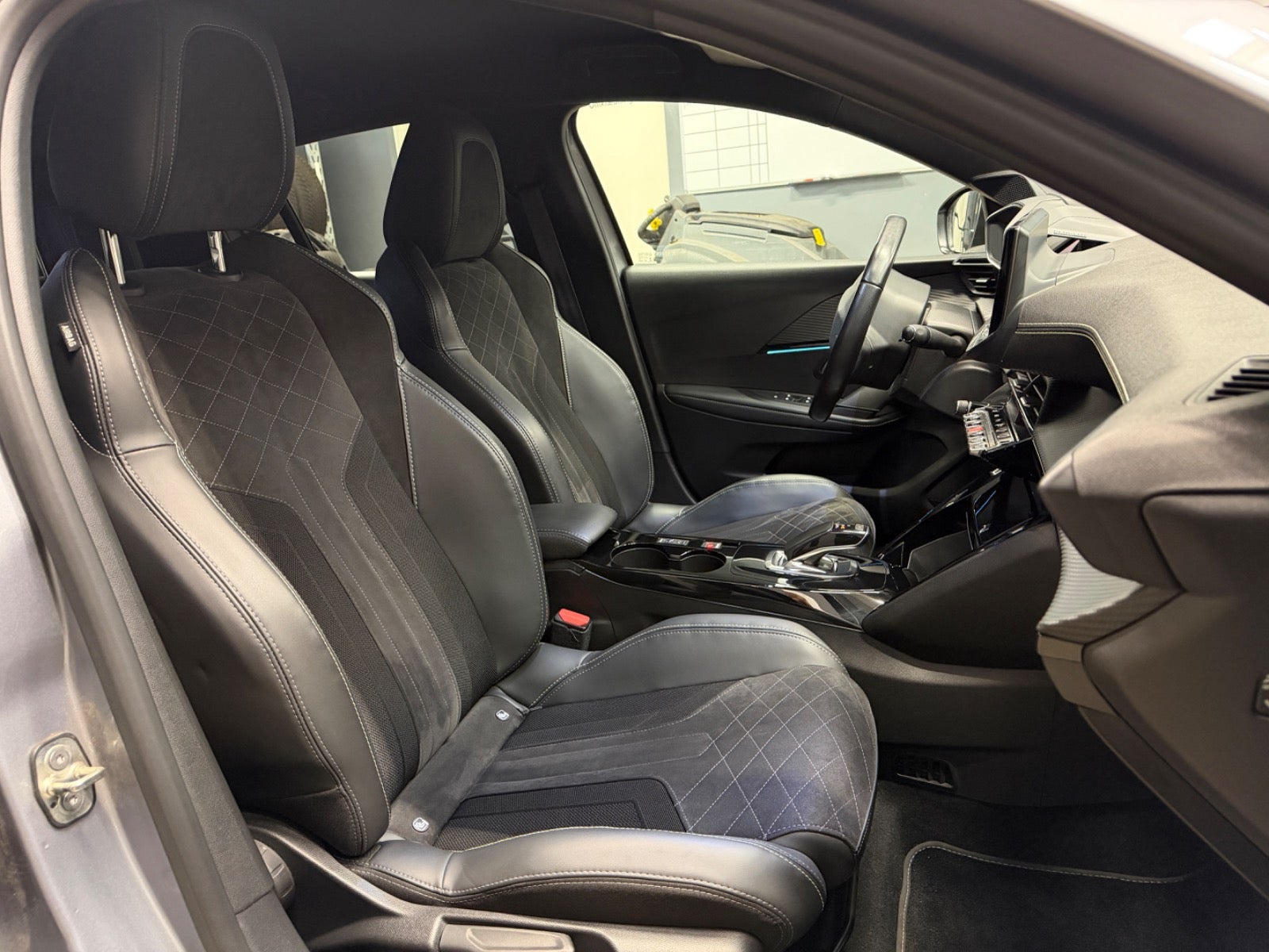 Grå Peugeot e-208 fra 2022