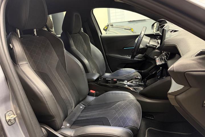 Grå Peugeot e-208 fra 2022