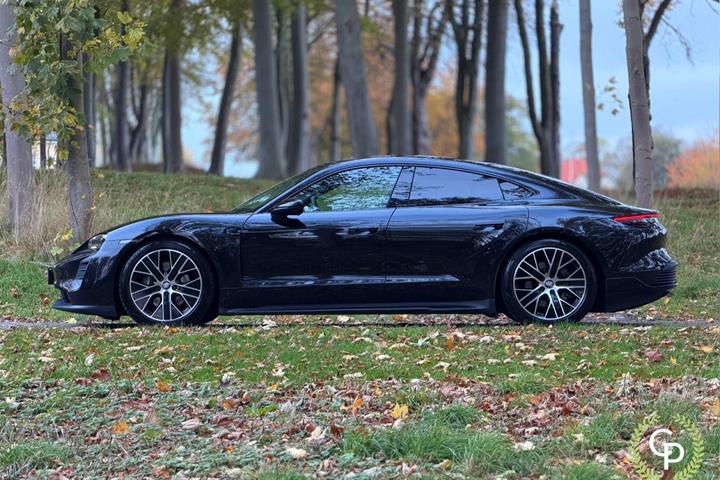 Sort Porsche Taycan fra 2022
