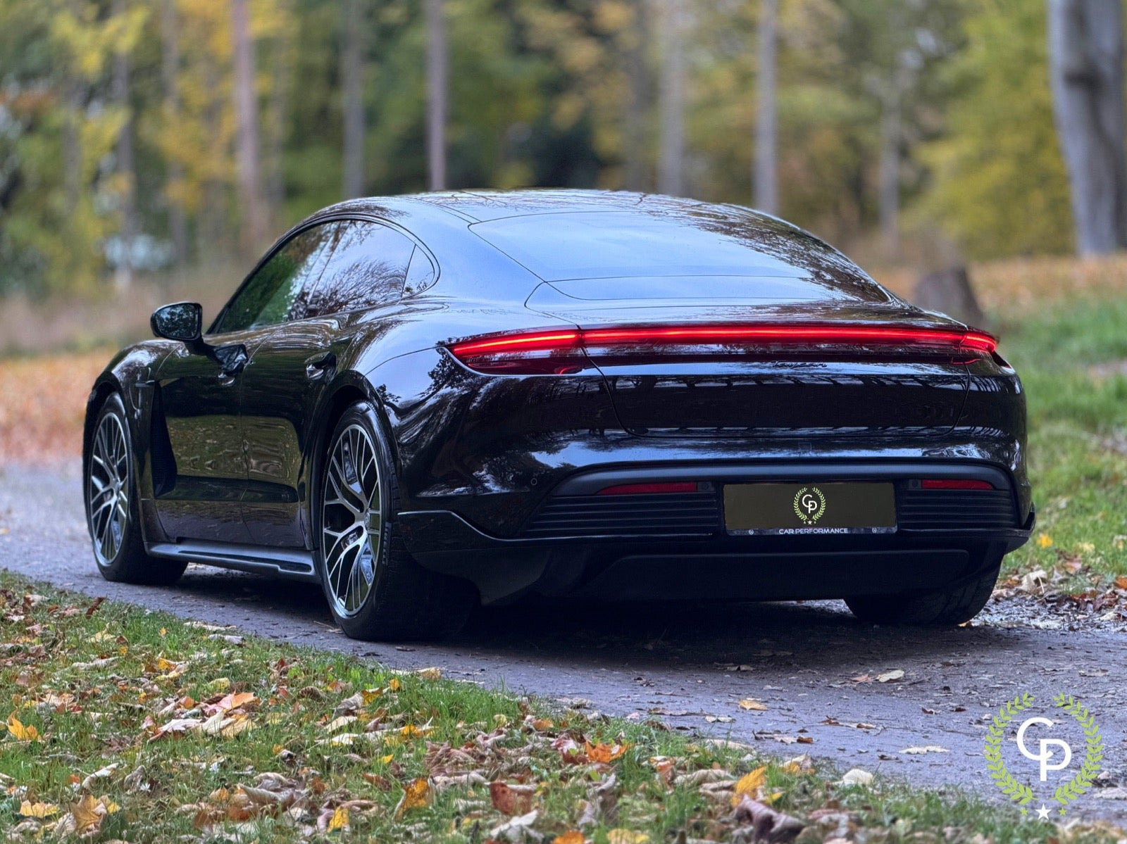 Sort Porsche Taycan fra 2022