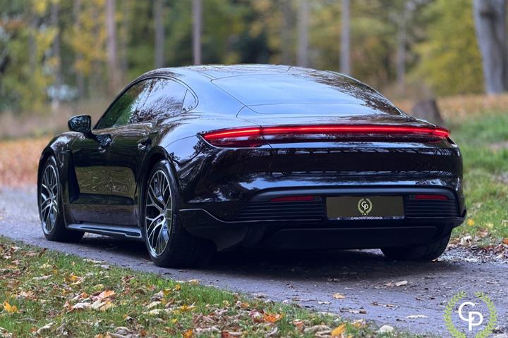 Sort Porsche Taycan fra 2022