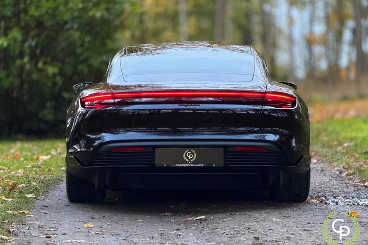 Sort Porsche Taycan fra 2022