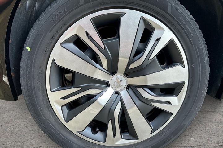 Sort Peugeot e-208 fra 2021