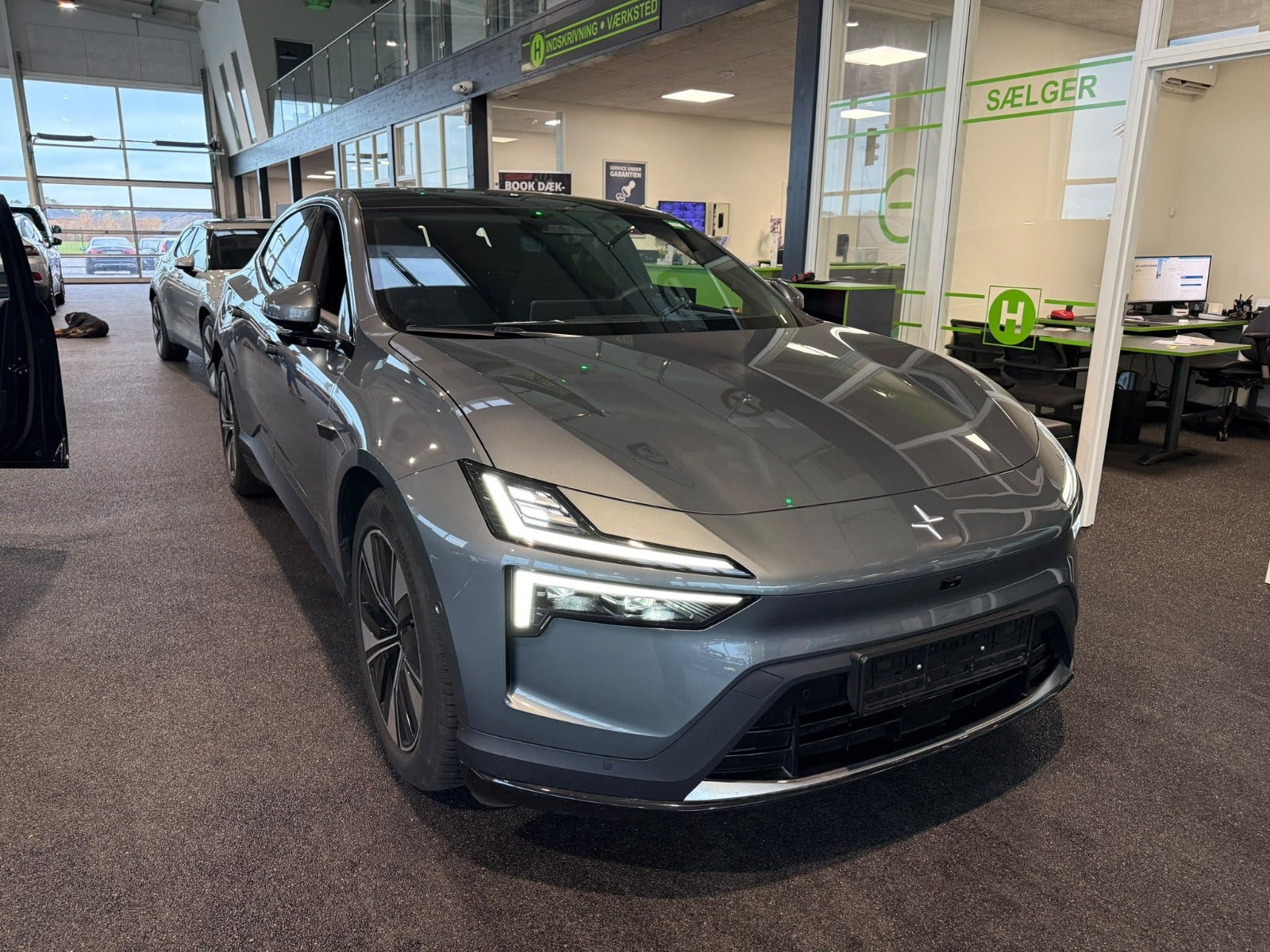 Grå Polestar 4 fra 2026