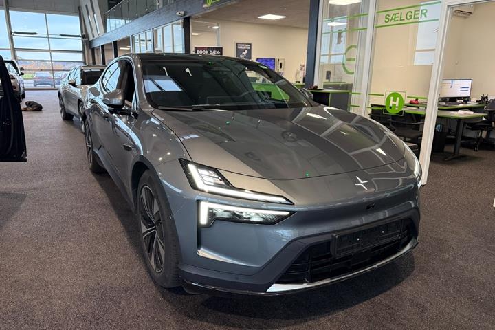 Grå Polestar 4 fra 2026
