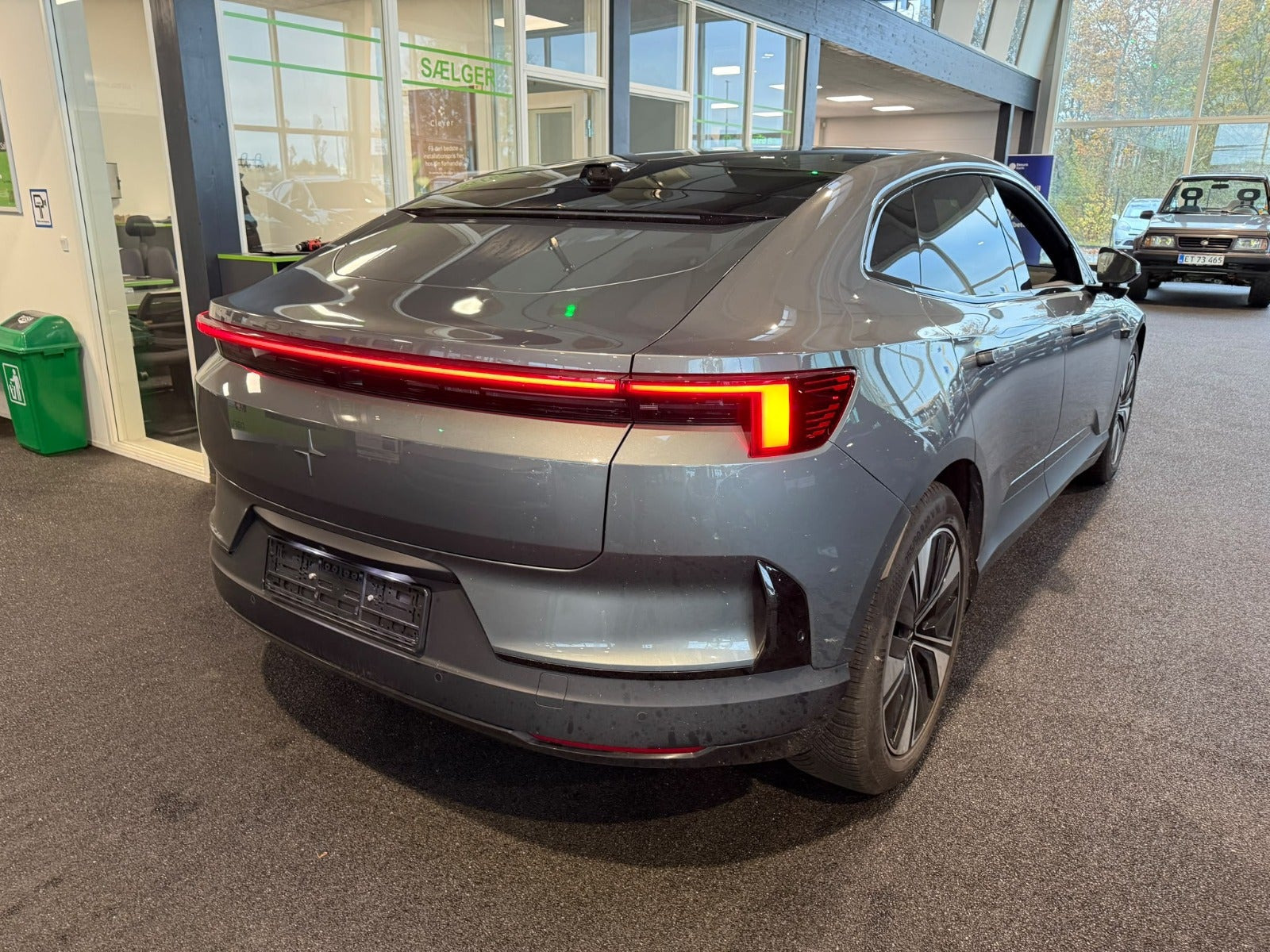 Grå Polestar 4 fra 2026