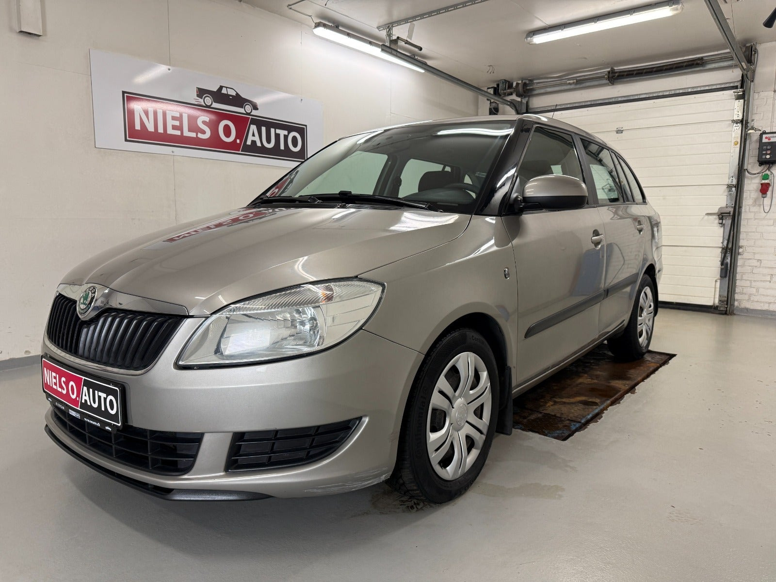 Grå Skoda Fabia fra 2010