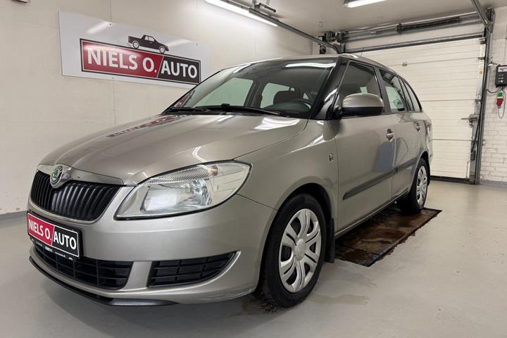 Grå Skoda Fabia fra 2010