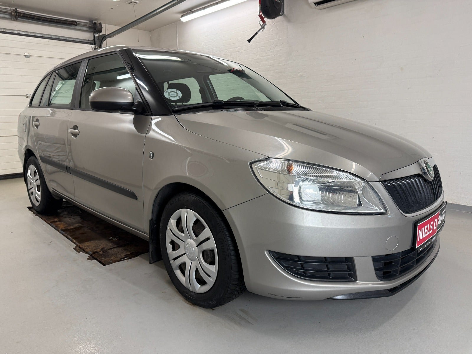 Grå Skoda Fabia fra 2010