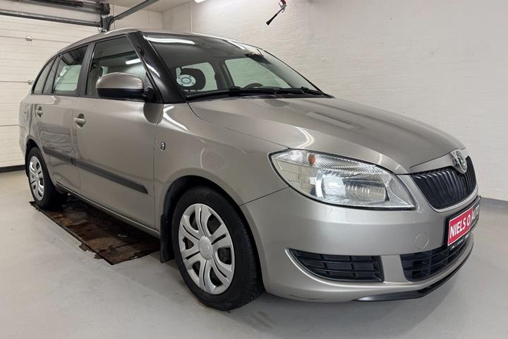 Grå Skoda Fabia fra 2010