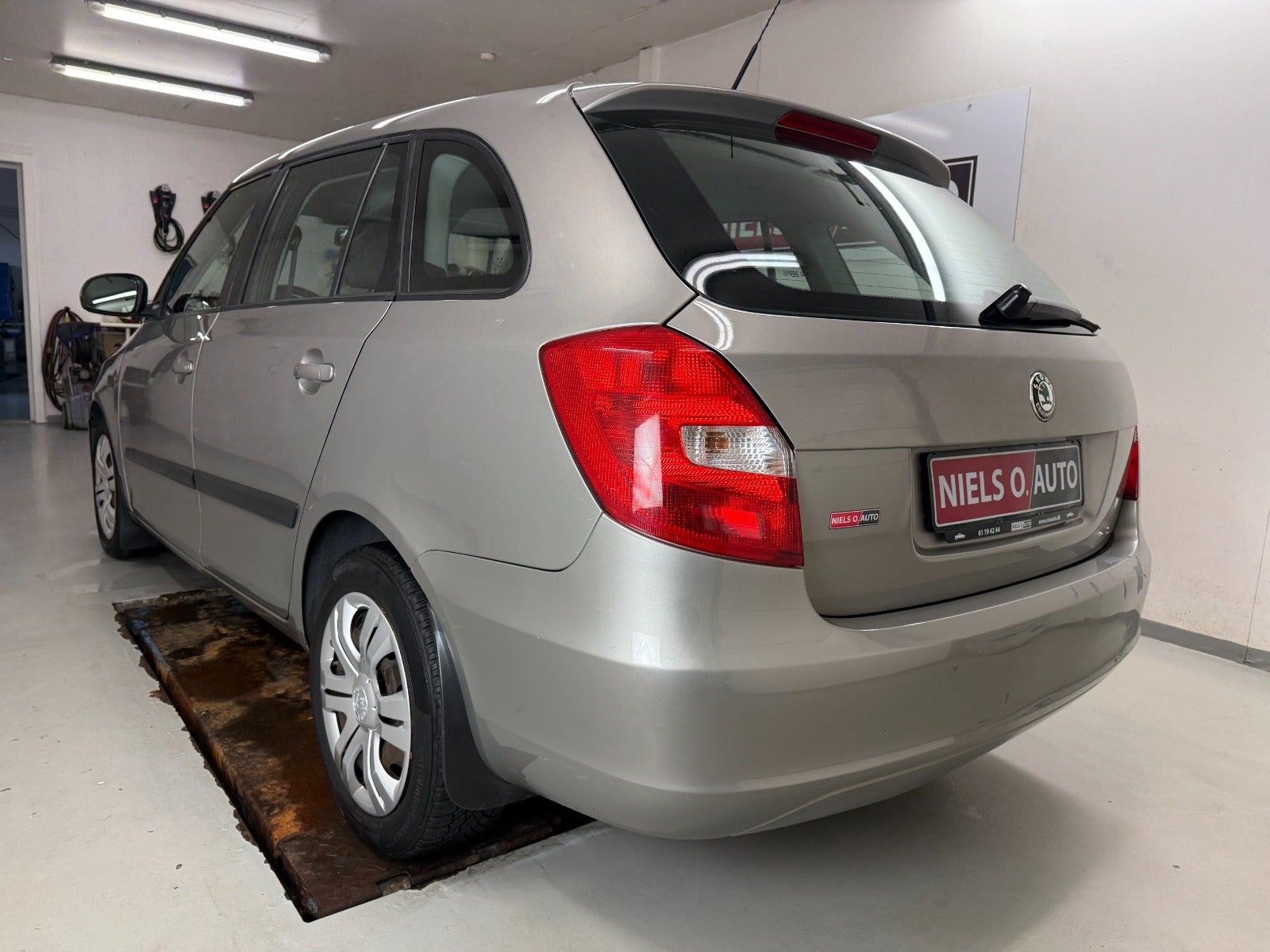 Grå Skoda Fabia fra 2010