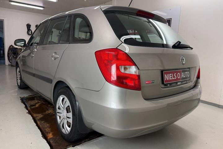 Grå Skoda Fabia fra 2010