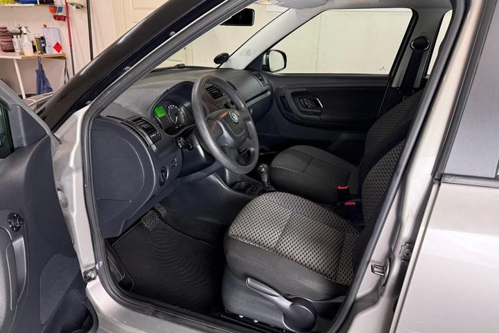 Grå Skoda Fabia fra 2010