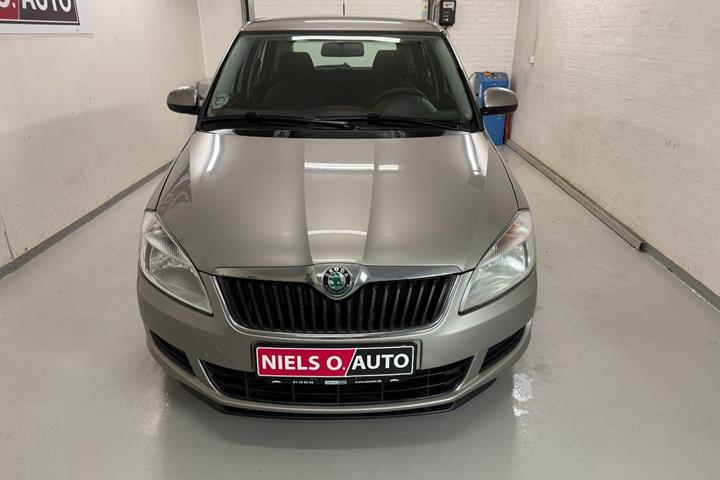 Grå Skoda Fabia fra 2010