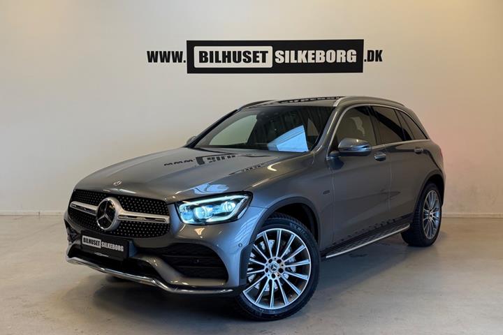 Grå Mercedes GLC300 e fra 2021