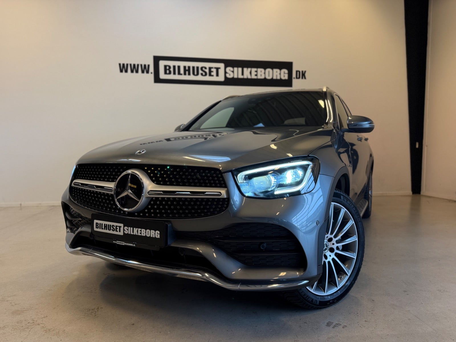 Grå Mercedes GLC300 e fra 2021
