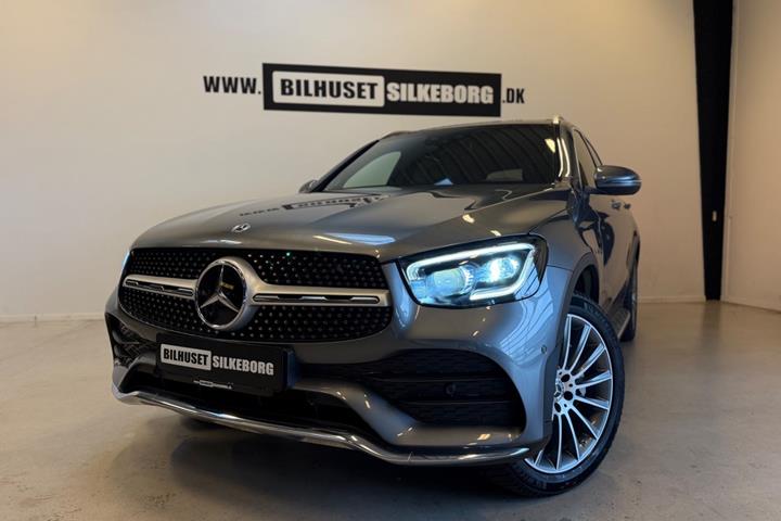 Grå Mercedes GLC300 e fra 2021