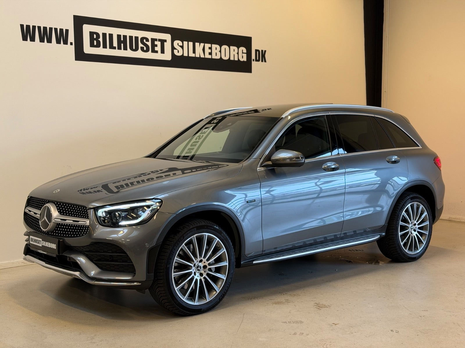 Grå Mercedes GLC300 e fra 2021