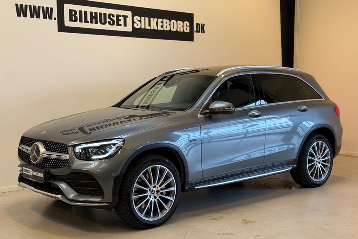 Grå Mercedes GLC300 e fra 2021