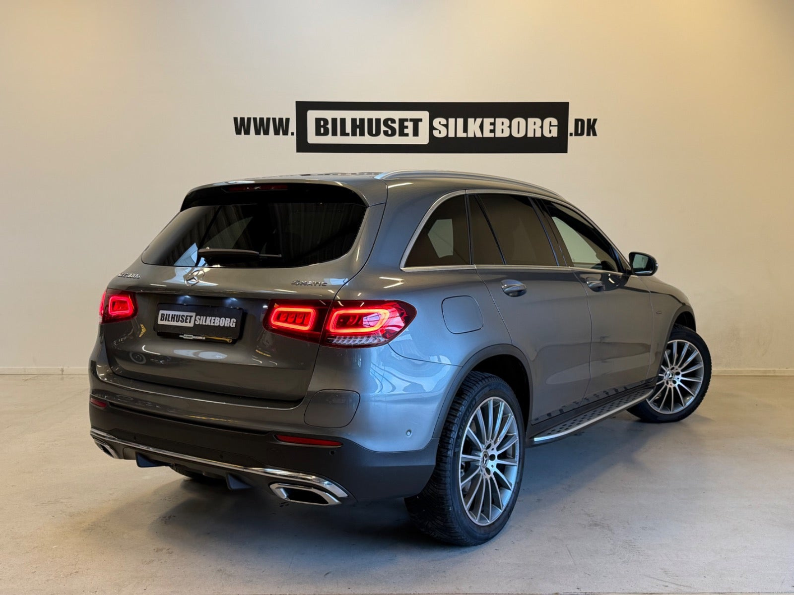Grå Mercedes GLC300 e fra 2021