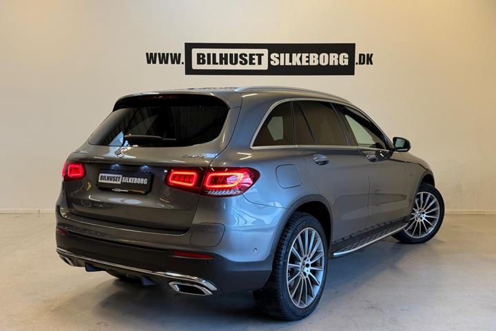 Grå Mercedes GLC300 e fra 2021