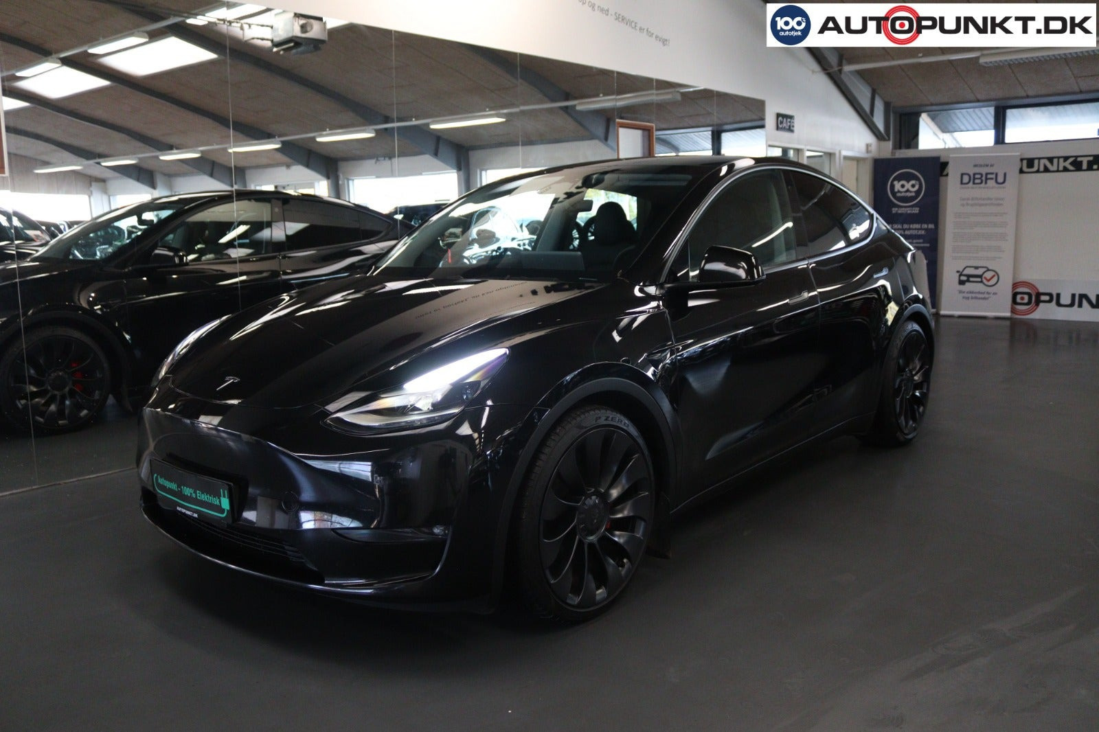 Sort Tesla Model Y fra 2023
