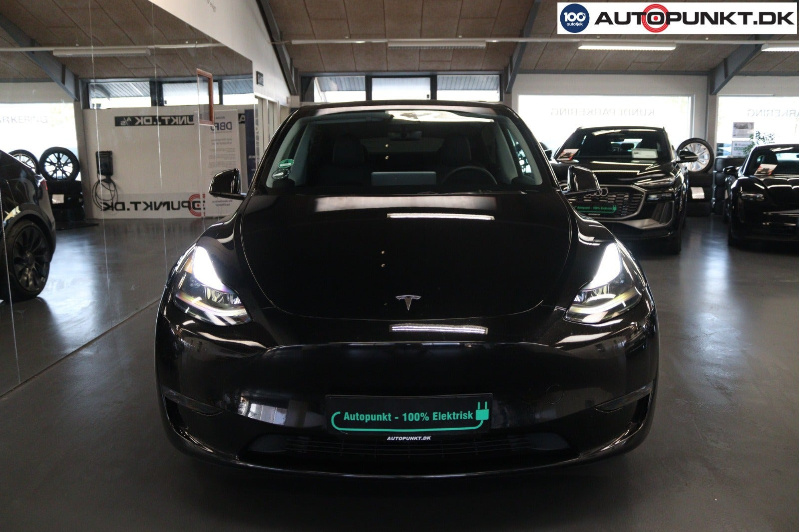 Sort Tesla Model Y fra 2023