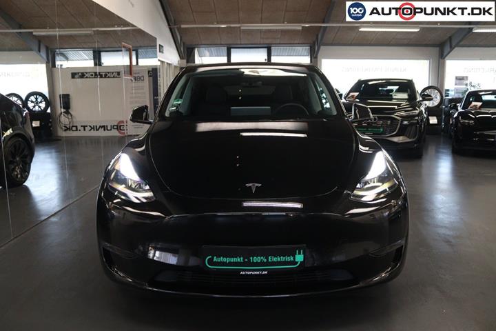 Sort Tesla Model Y fra 2023