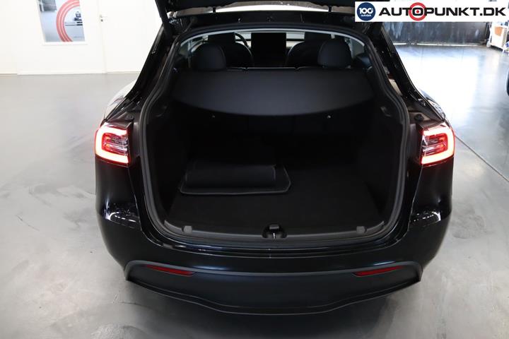 Sort Tesla Model Y fra 2023