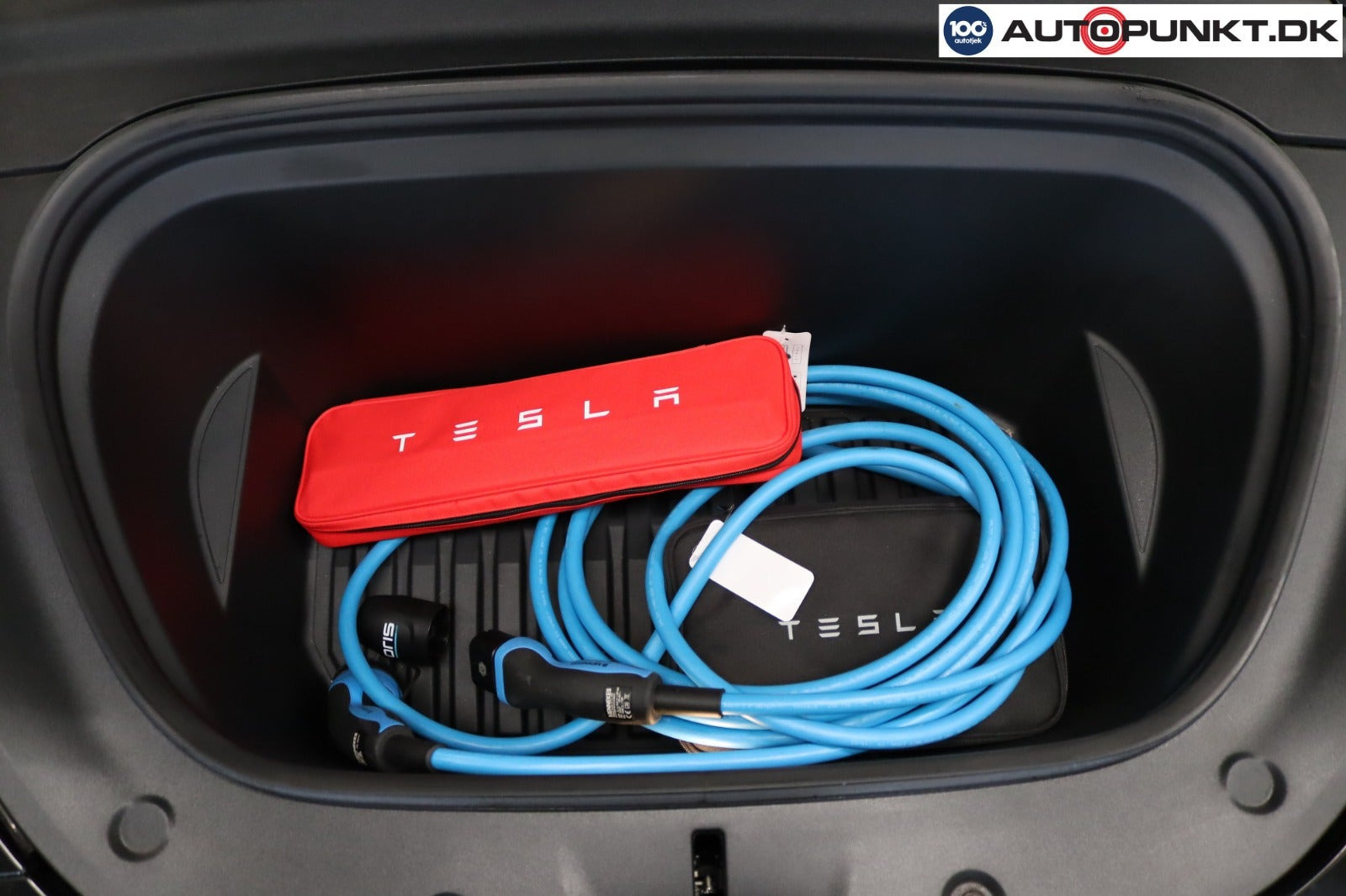 Sort Tesla Model Y fra 2023