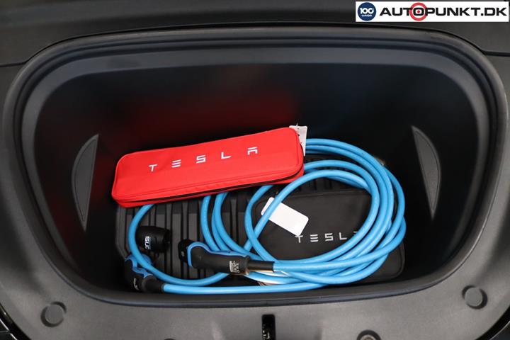 Sort Tesla Model Y fra 2023
