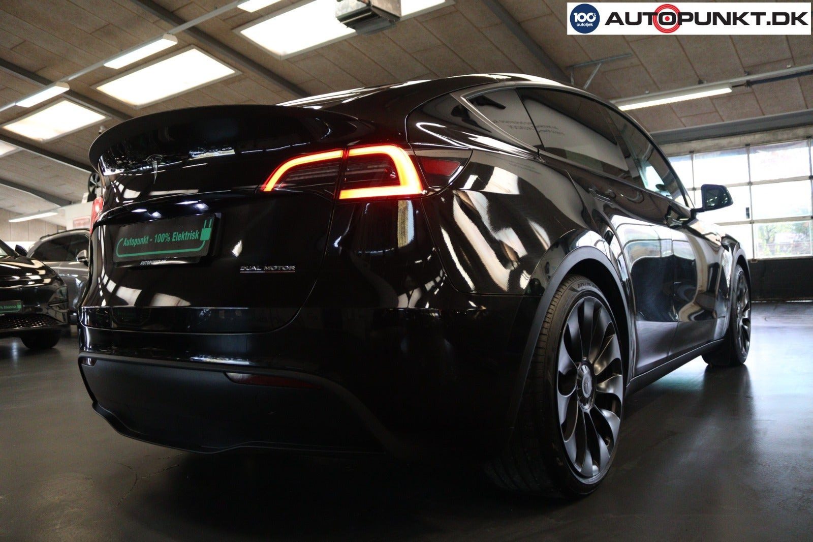 Sort Tesla Model Y fra 2023