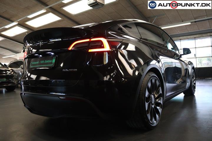 Sort Tesla Model Y fra 2023