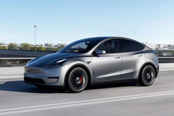 Sølv Tesla Model Y fra 2024