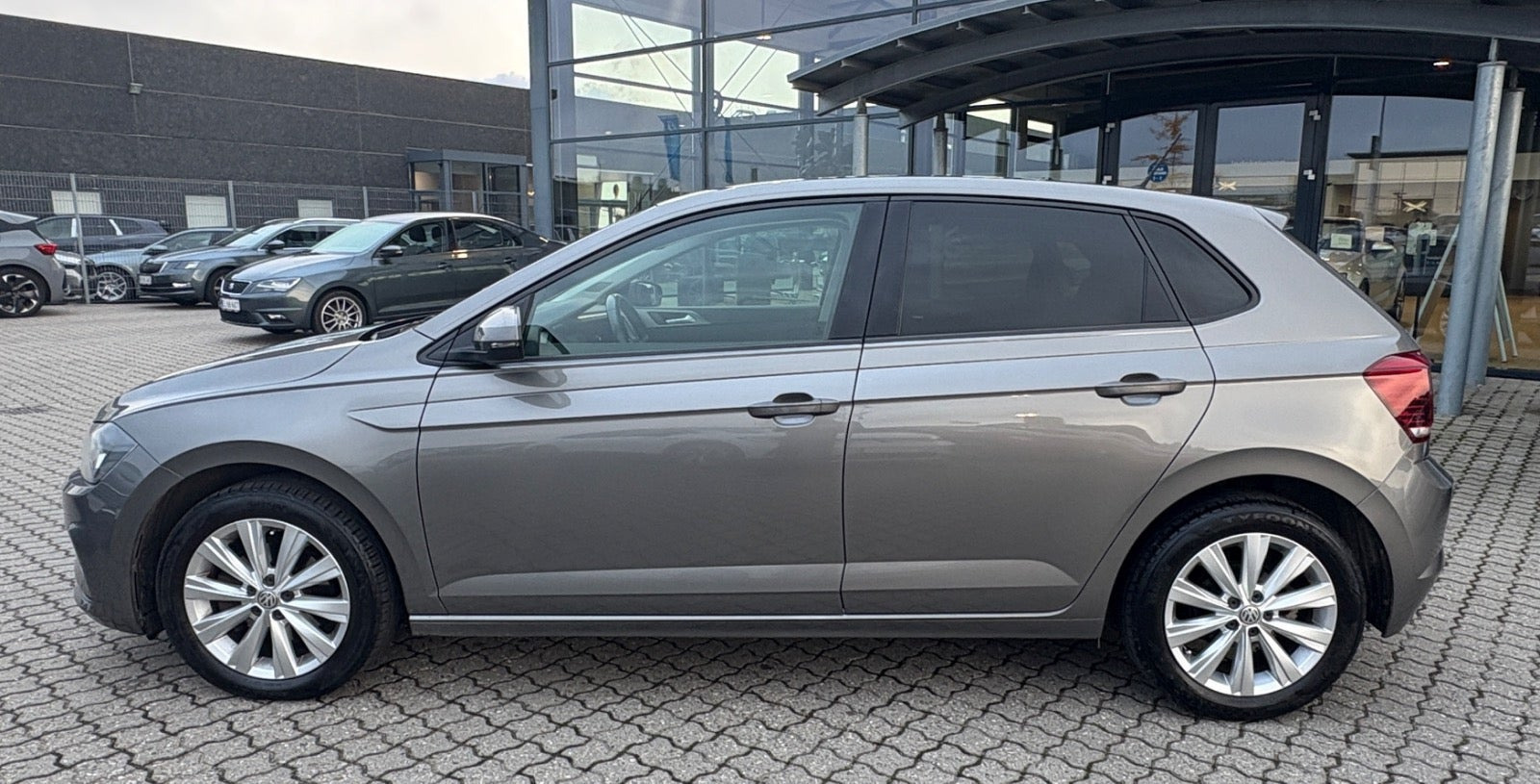 Grå VW Polo fra 2020